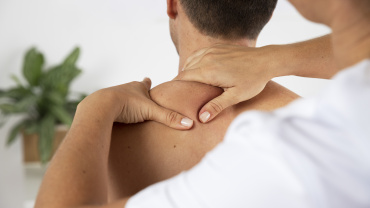 Hombre recibiendo masaje en la espalda