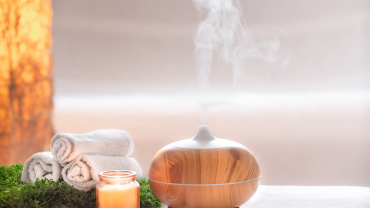 Composición de spa con el aroma de un moderno difusor de aceite con productos para el cuidado corporal.