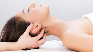Mujer recibiendo un masaje de belleza en un spa